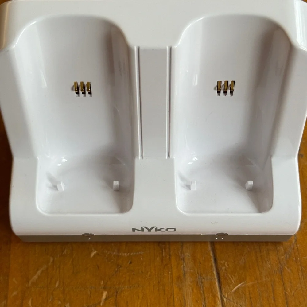Nyko 87000-A50 Nintendo Wii Remote Charging Docking Station